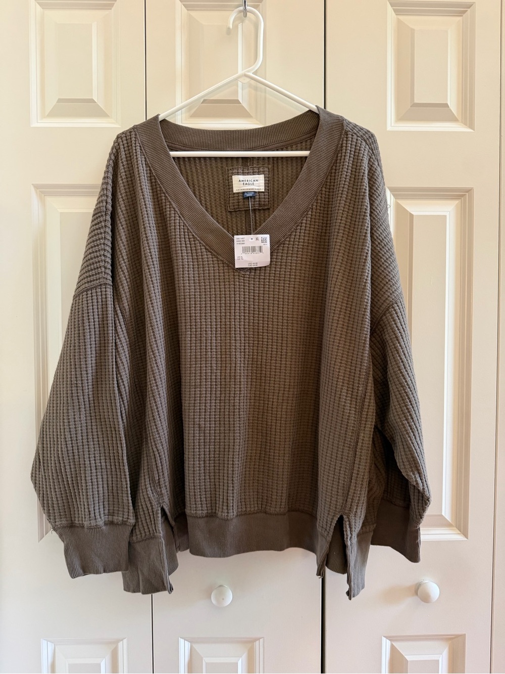 American Eagle Outfitters Waffle-Knit V-Neck Sweater - Size XL NWT